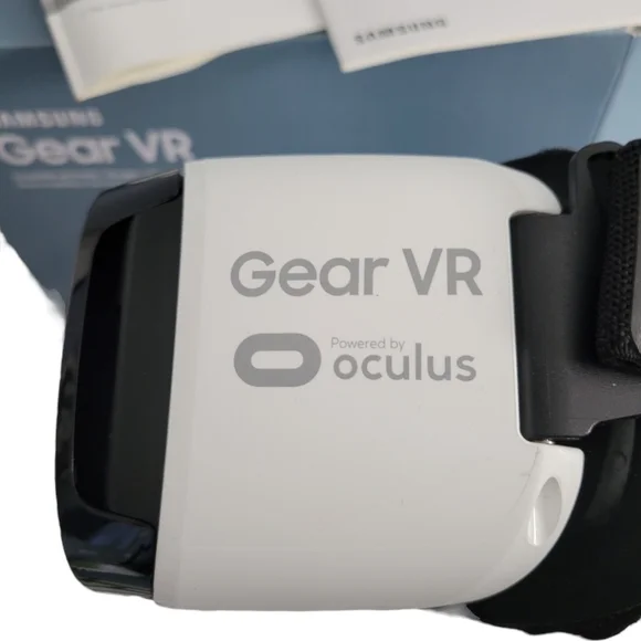 Samsung Gear VR Headset still with original box, like new condition - Picture 3 of 7